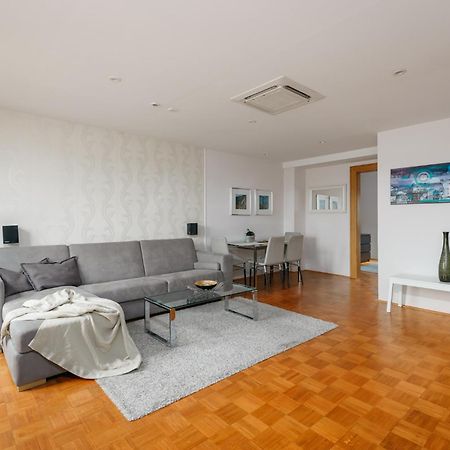 Roy 2 Bdr Apartment With Prague Castle View, Parking & Ac Praga Exterior foto