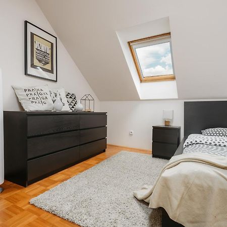 Roy 2 Bdr Apartment With Prague Castle View, Parking & Ac Praga Exterior foto