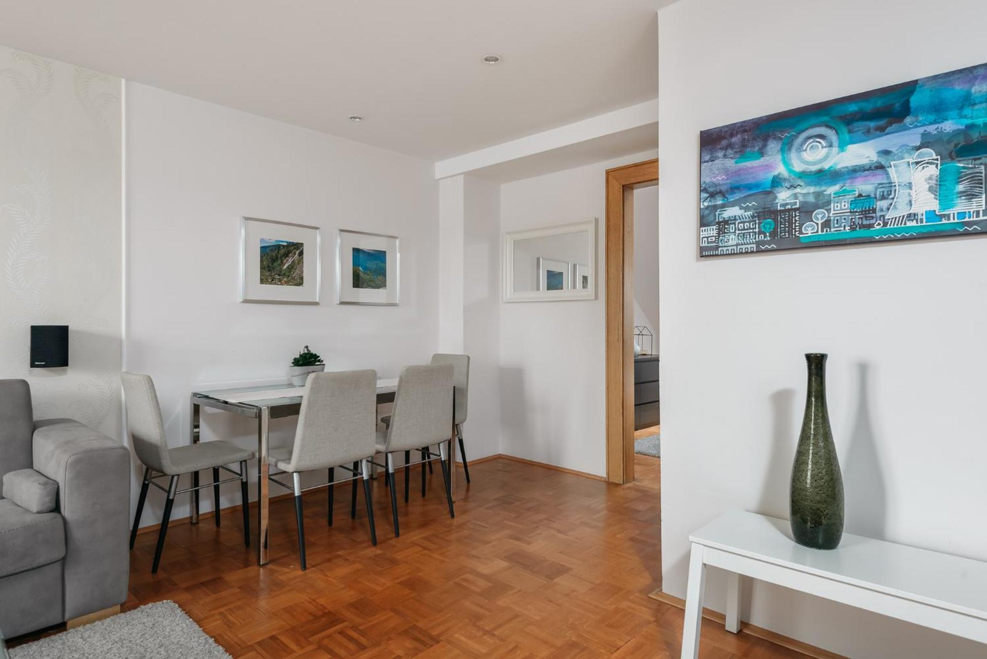 Roy 2 Bdr Apartment With Prague Castle View, Parking & Ac Praga Exterior foto