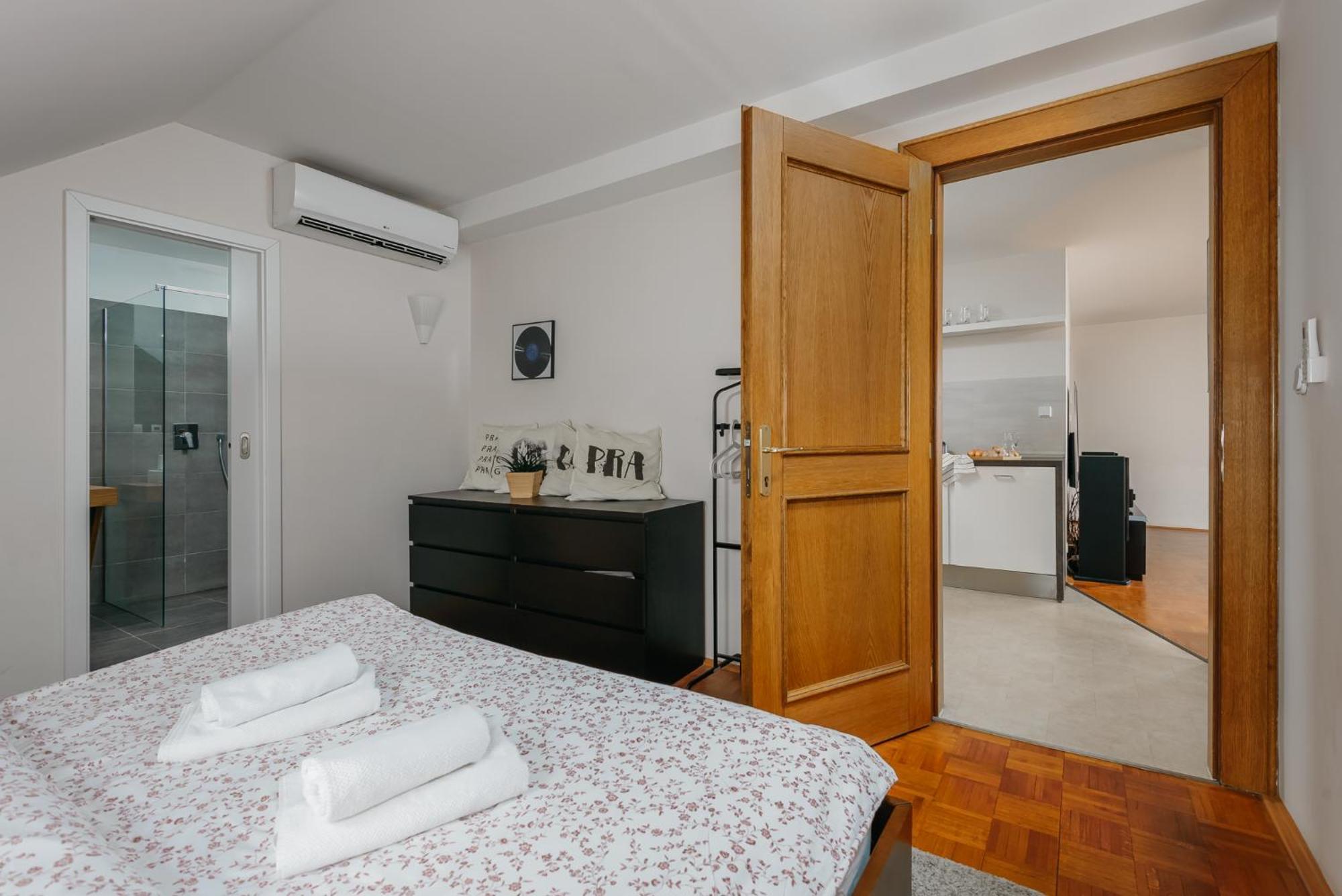 Roy 2 Bdr Apartment With Prague Castle View, Parking & Ac Praga Exterior foto