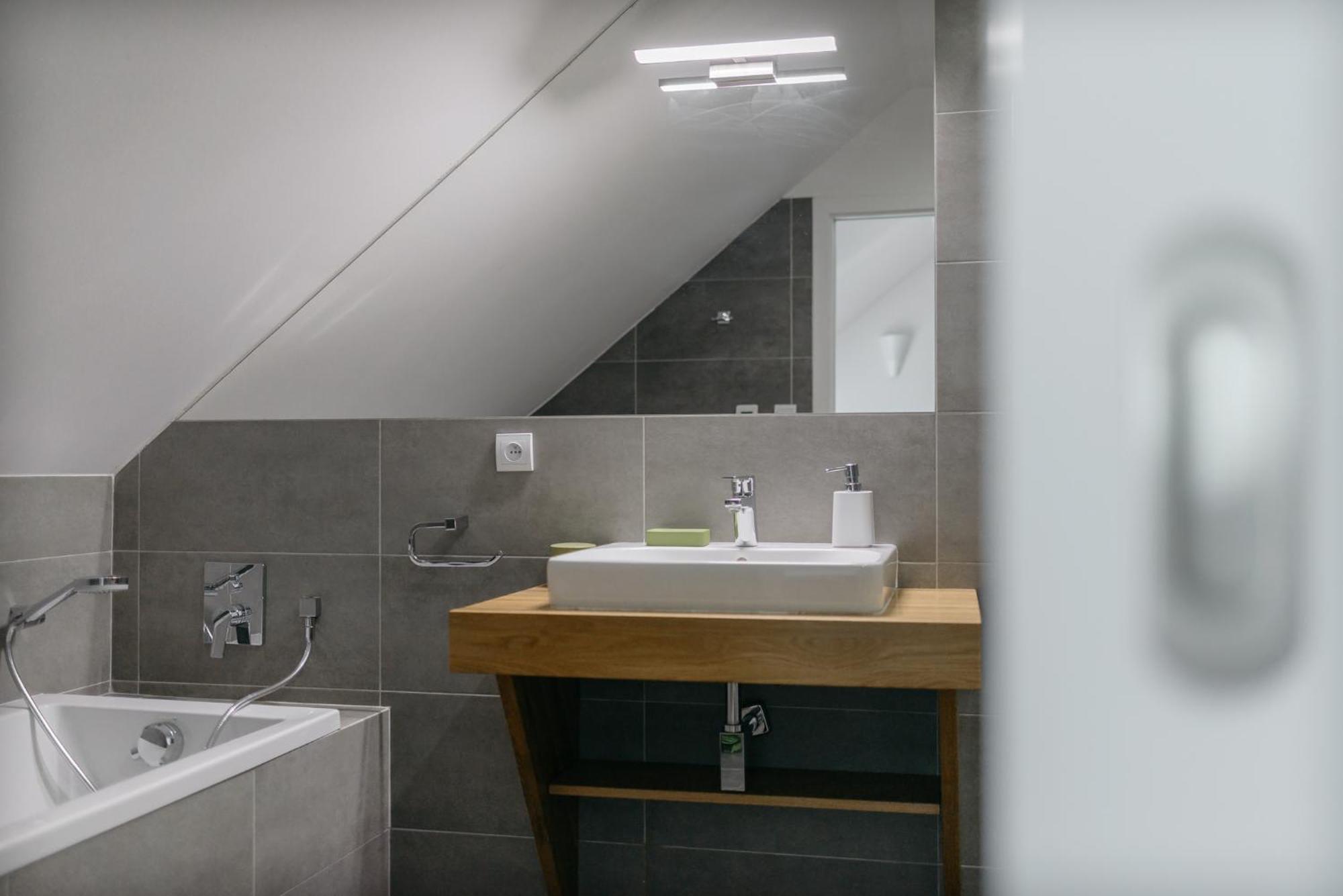 Roy 2 Bdr Apartment With Prague Castle View, Parking & Ac Praga Exterior foto
