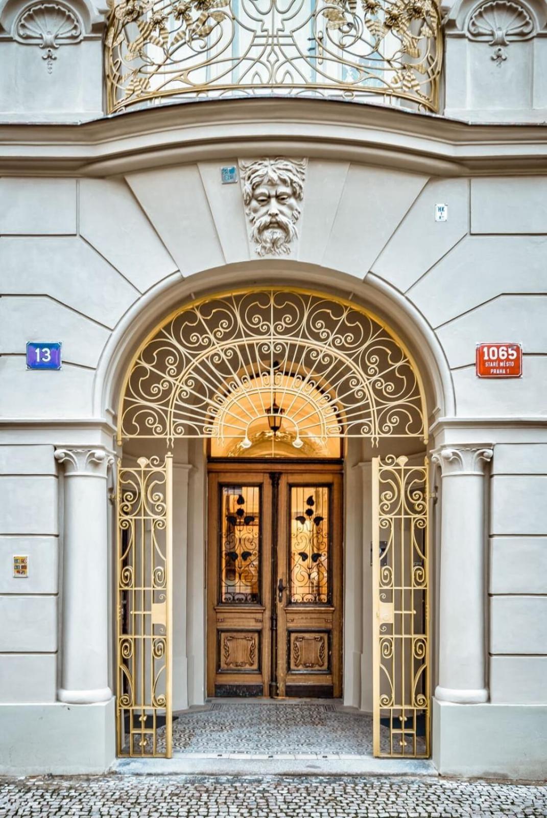 Roy 2 Bdr Apartment With Prague Castle View, Parking & Ac Praga Exterior foto