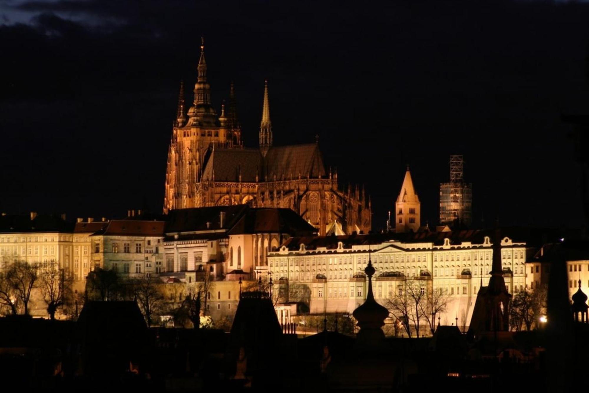 Roy 2 Bdr Apartment With Prague Castle View, Parking & Ac Praga Exterior foto