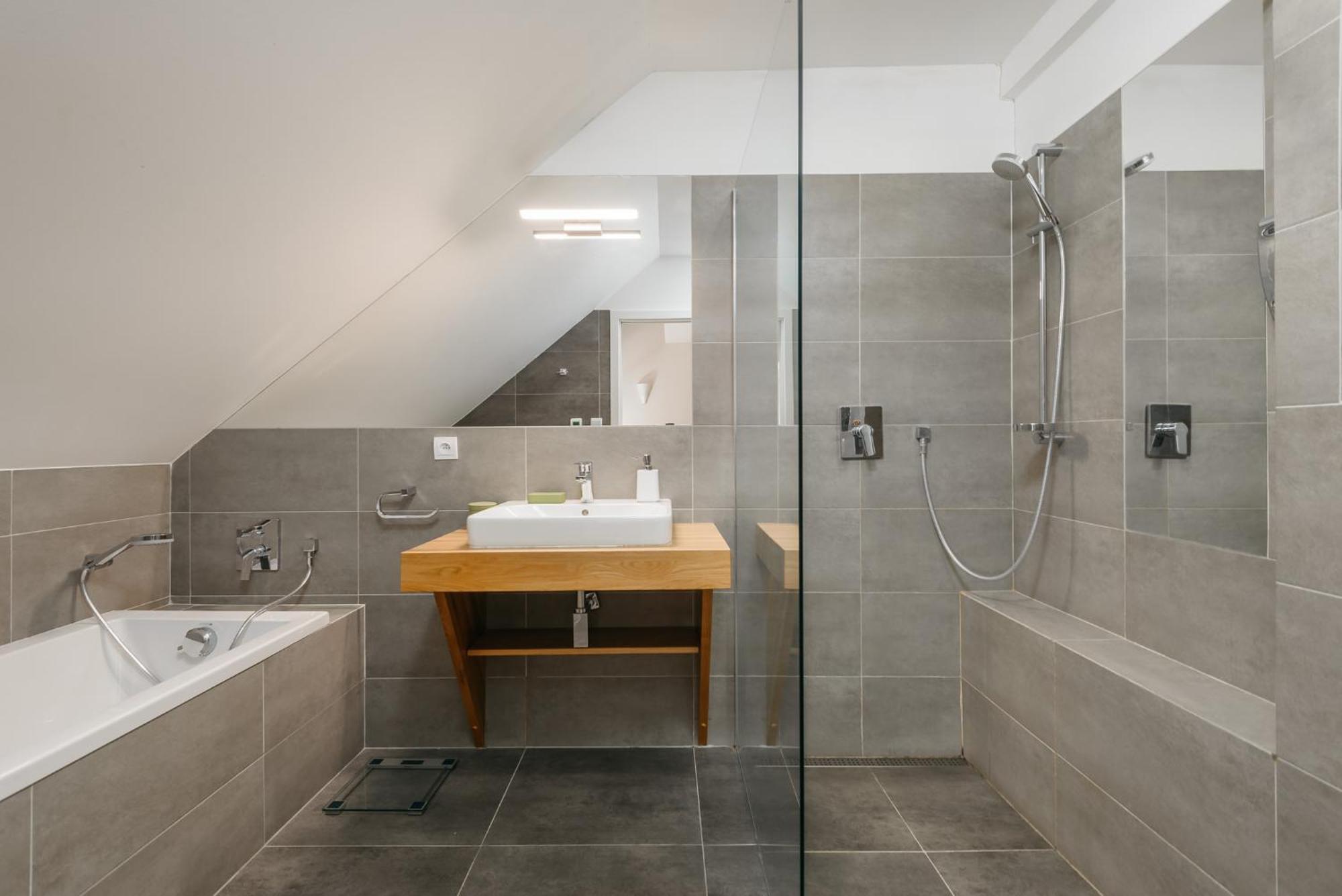 Roy 2 Bdr Apartment With Prague Castle View, Parking & Ac Praga Exterior foto