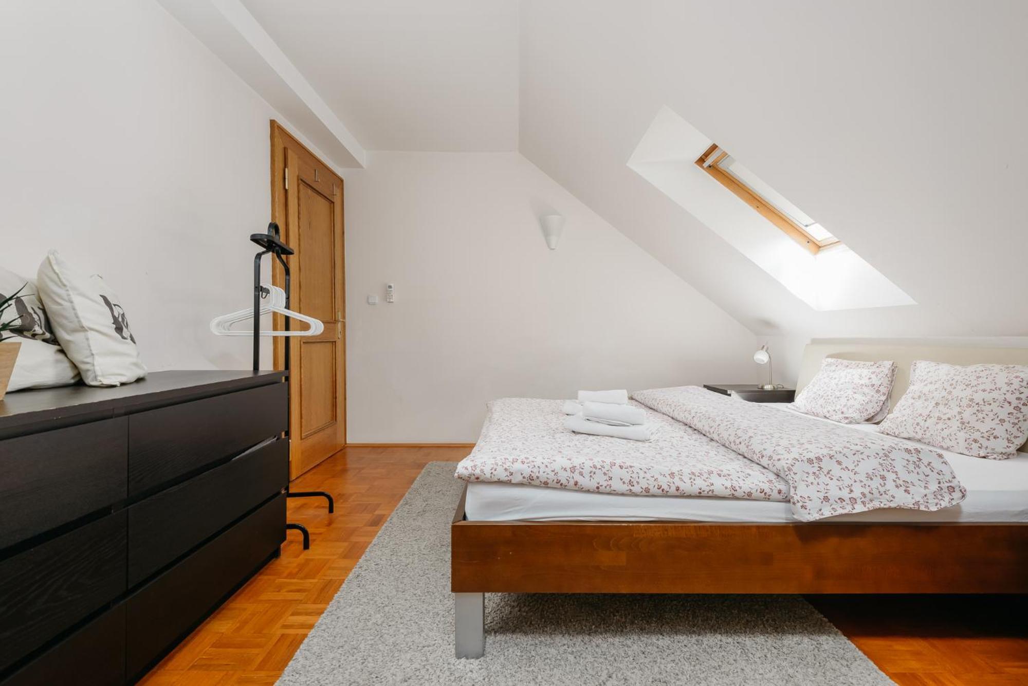 Roy 2 Bdr Apartment With Prague Castle View, Parking & Ac Praga Exterior foto