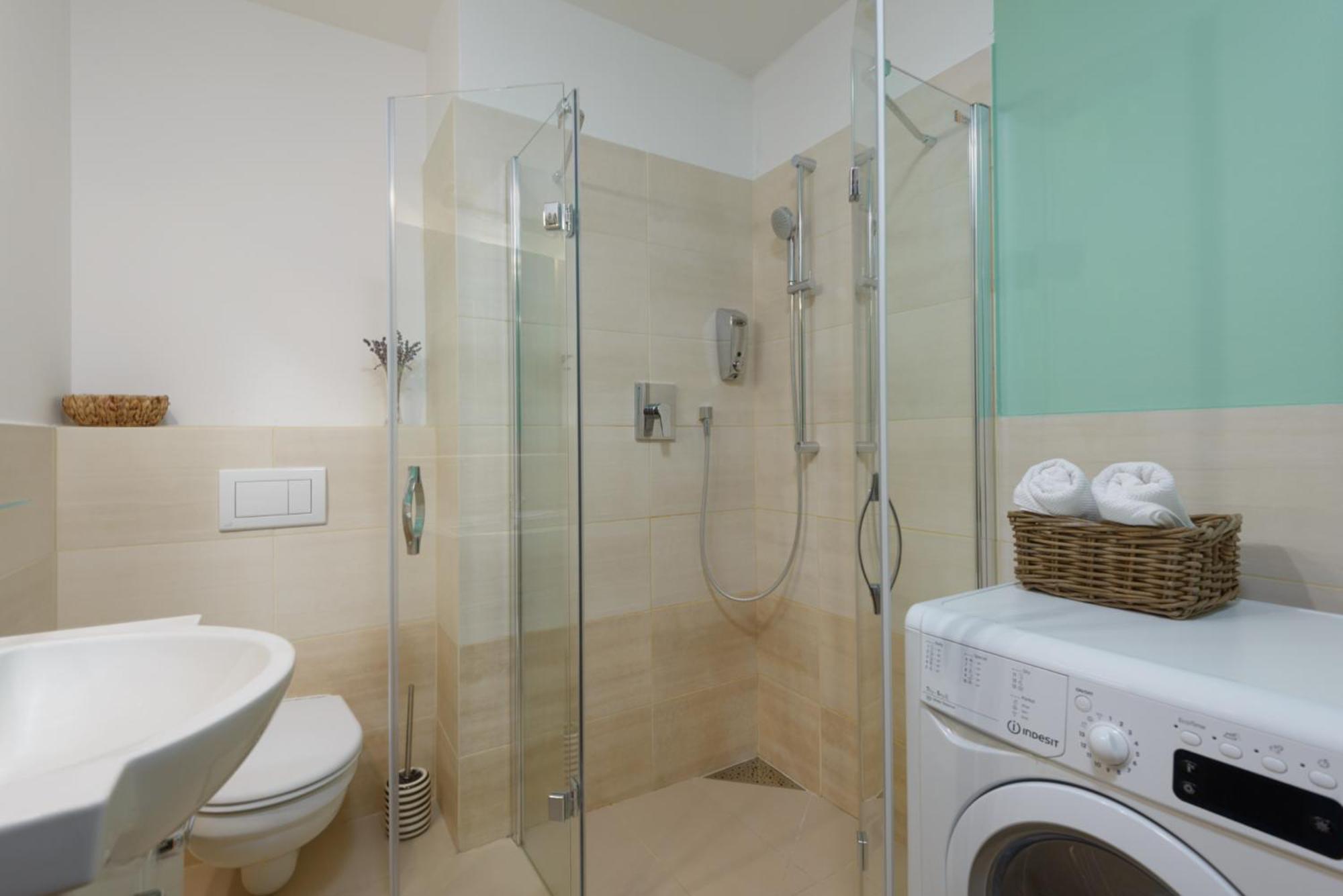 Roy 2 Bdr Apartment With Prague Castle View, Parking & Ac Praga Exterior foto