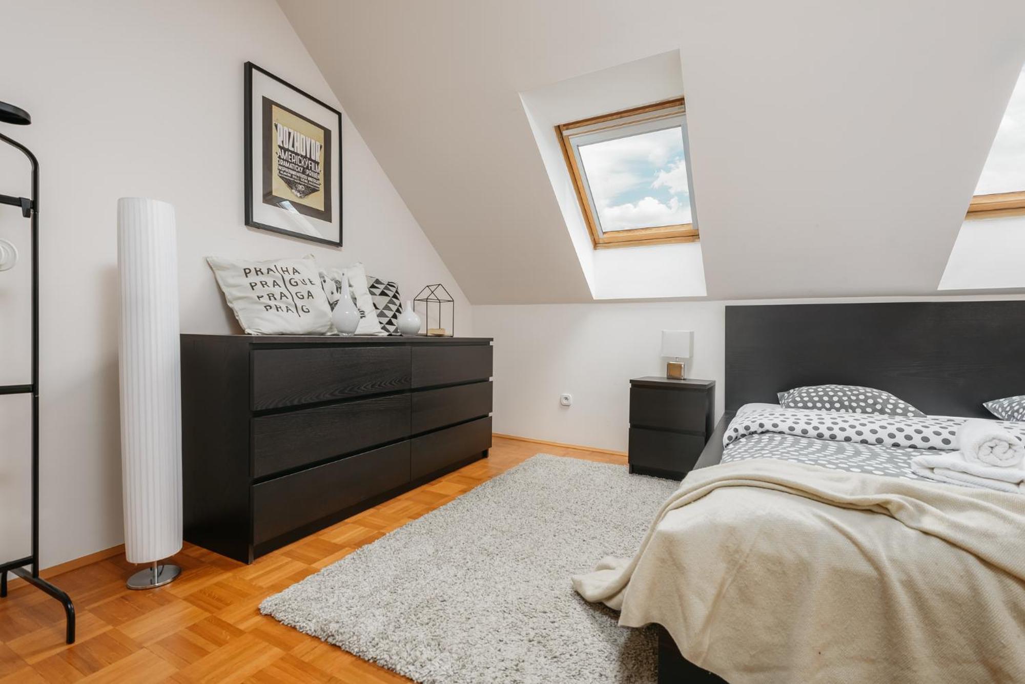 Roy 2 Bdr Apartment With Prague Castle View, Parking & Ac Praga Exterior foto