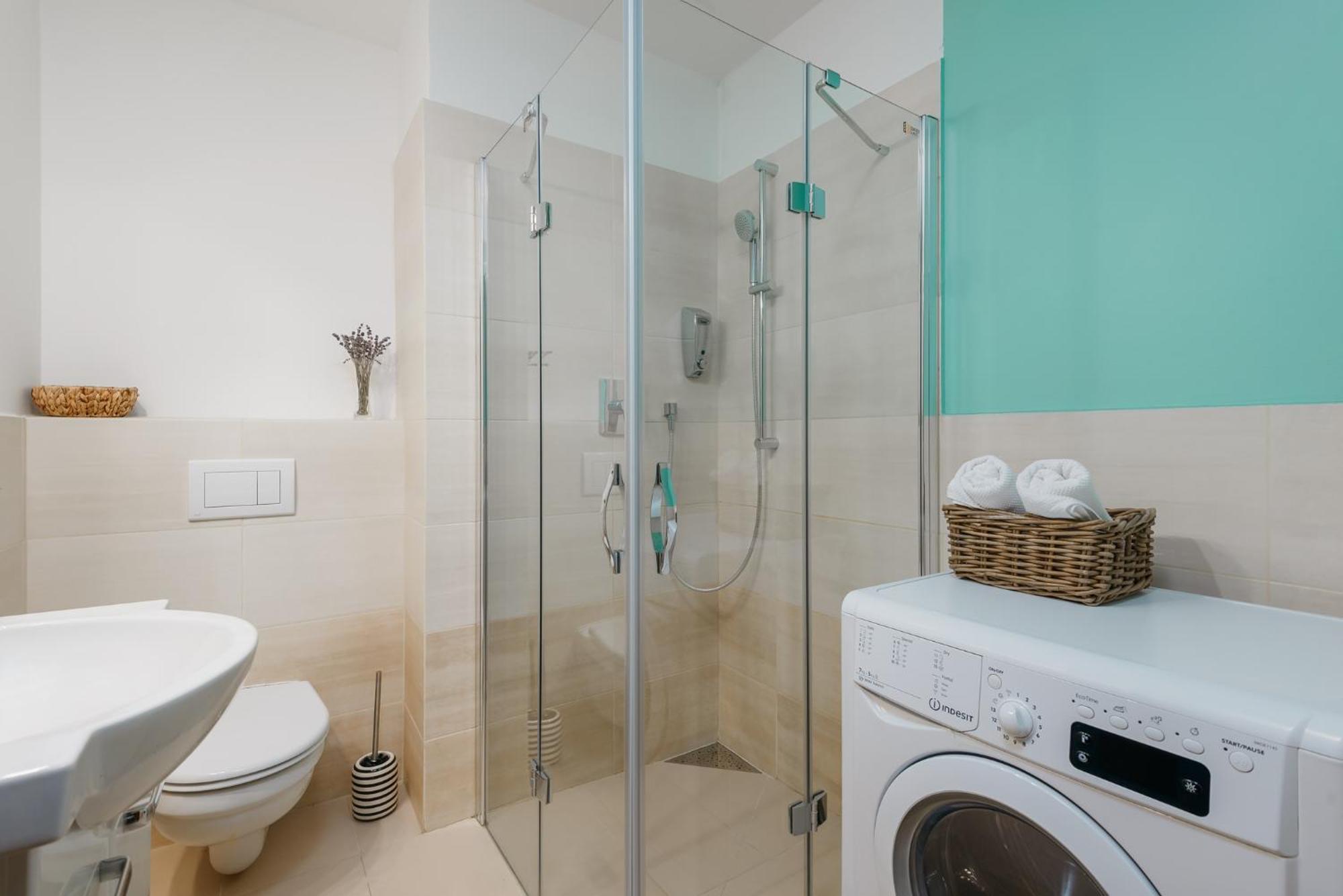 Roy 2 Bdr Apartment With Prague Castle View, Parking & Ac Praga Exterior foto