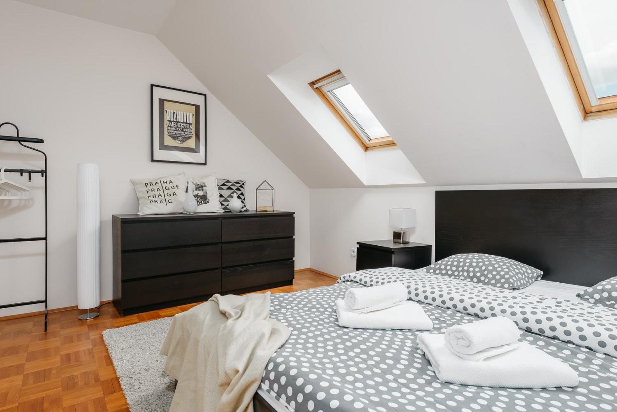 Roy 2 Bdr Apartment With Prague Castle View, Parking & Ac Praga Exterior foto