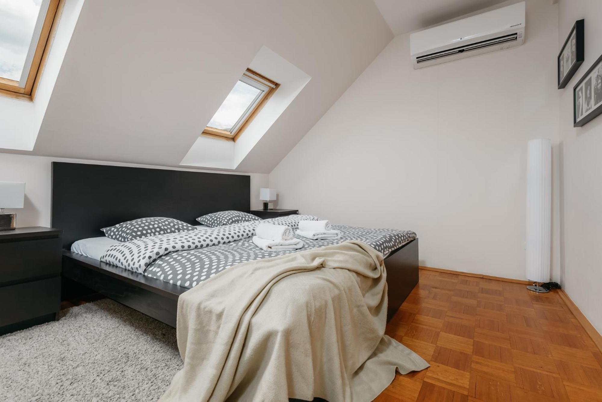 Roy 2 Bdr Apartment With Prague Castle View, Parking & Ac Praga Exterior foto