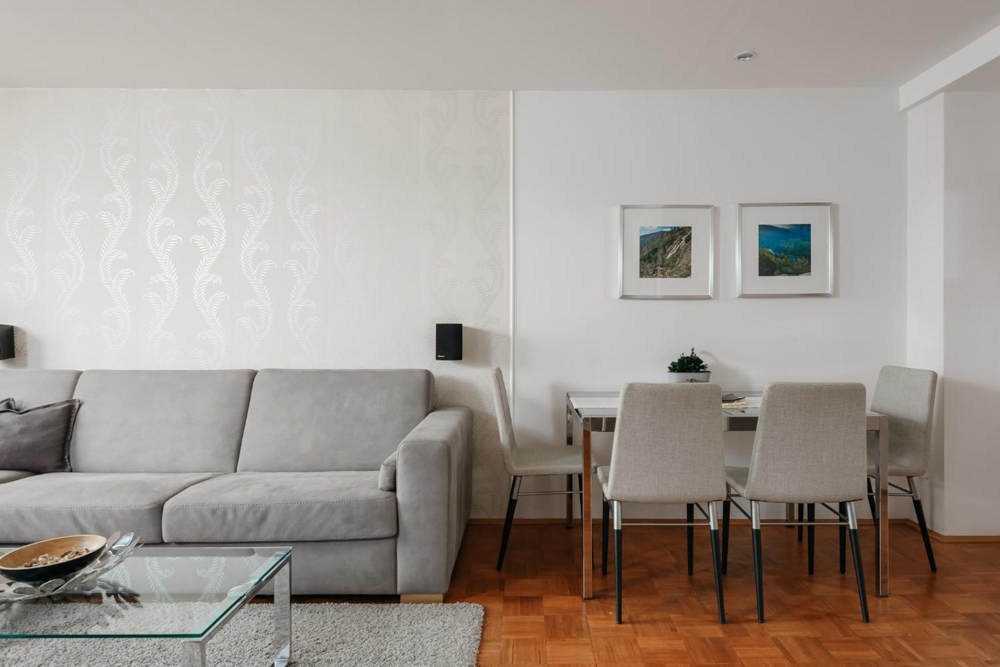 Roy 2 Bdr Apartment With Prague Castle View, Parking & Ac Praga Exterior foto