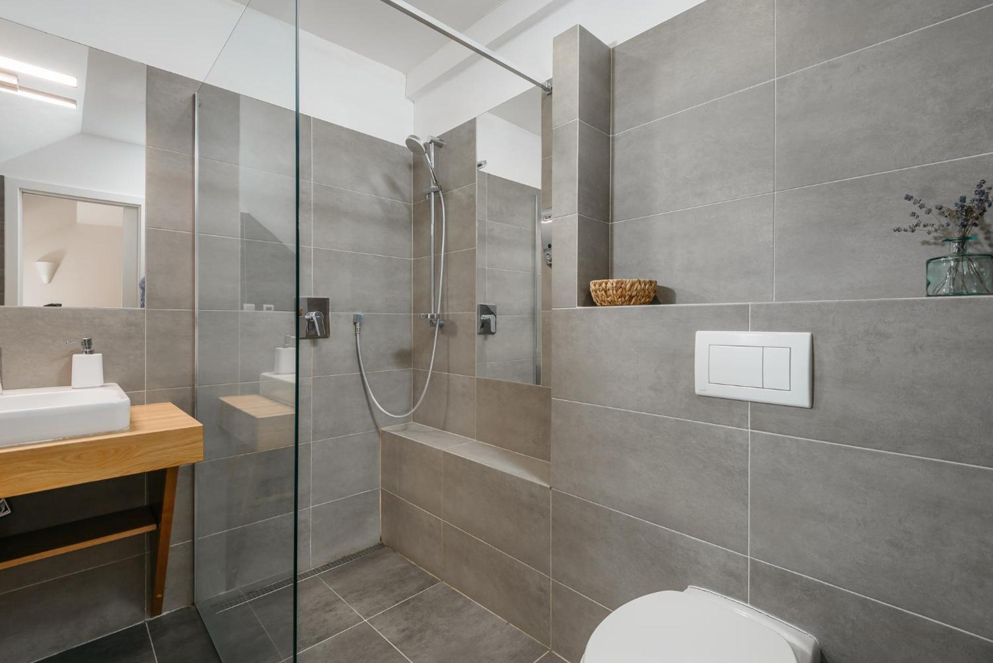 Roy 2 Bdr Apartment With Prague Castle View, Parking & Ac Praga Exterior foto